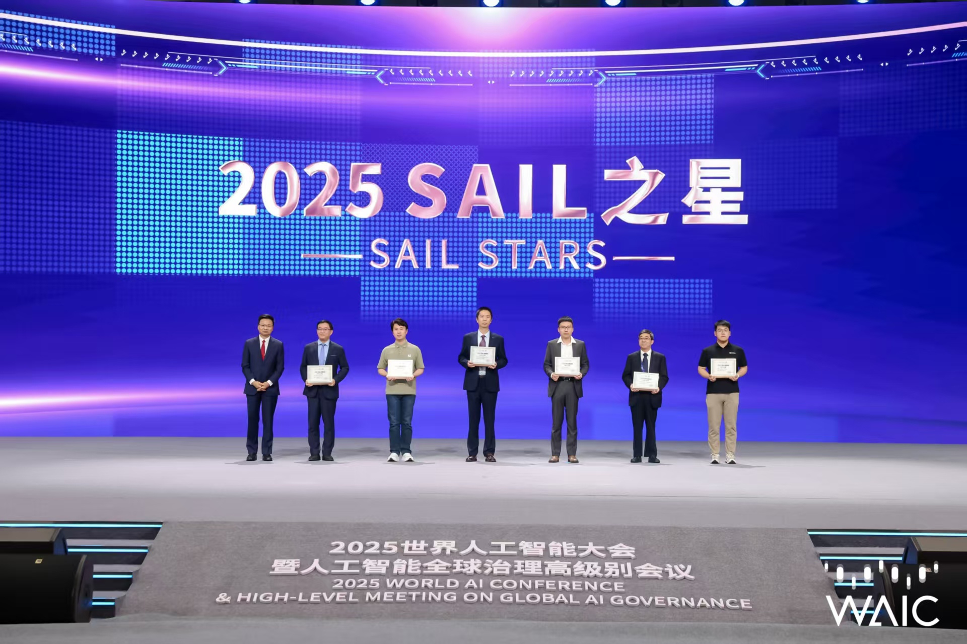 15vip太阳成集团-旗舰性能配极致灯效！微星泰坦GE78 HX笔记本评测： 250W狂暴性能输出